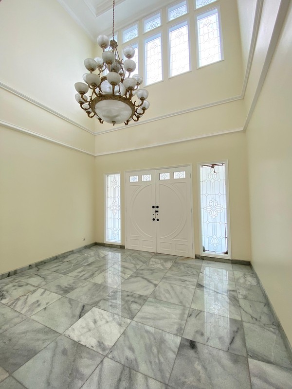 Rumah Mewah dengan Kolam Renang di Lebak Bulus - Lokasi Premium, Harga Spesial