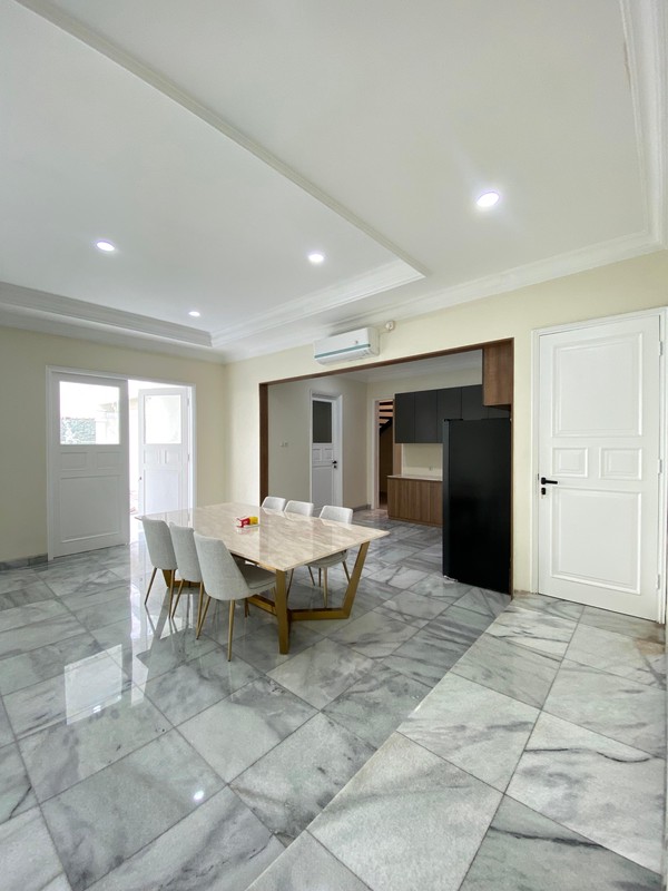 Rumah Mewah dengan Kolam Renang di Lebak Bulus - Lokasi Premium, Harga Spesial