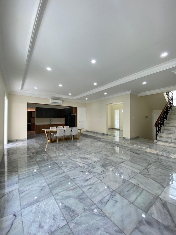 Rumah Mewah dengan Kolam Renang di Lebak Bulus - Lokasi Premium, Harga Spesial