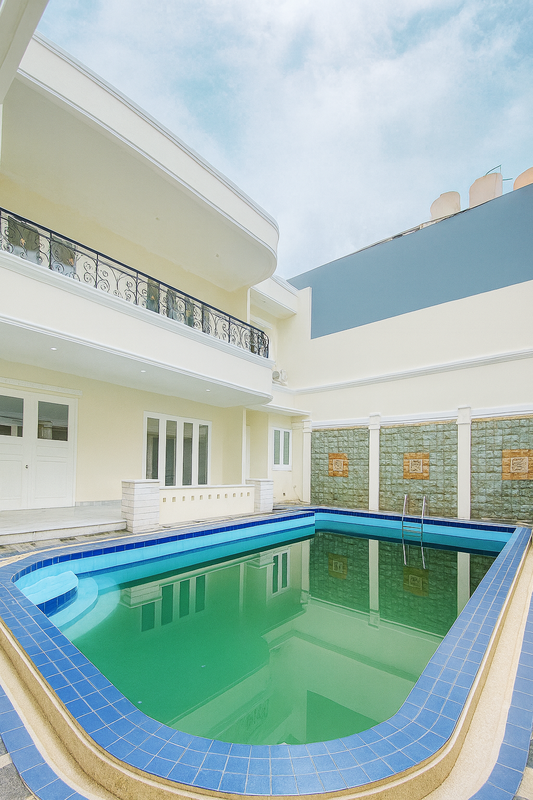 Rumah Mewah dengan Kolam Renang di Lebak Bulus - Lokasi Premium, Harga Spesial