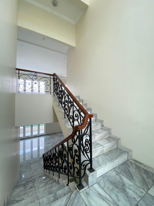 Rumah Mewah dengan Kolam Renang di Lebak Bulus - Lokasi Premium, Harga Spesial