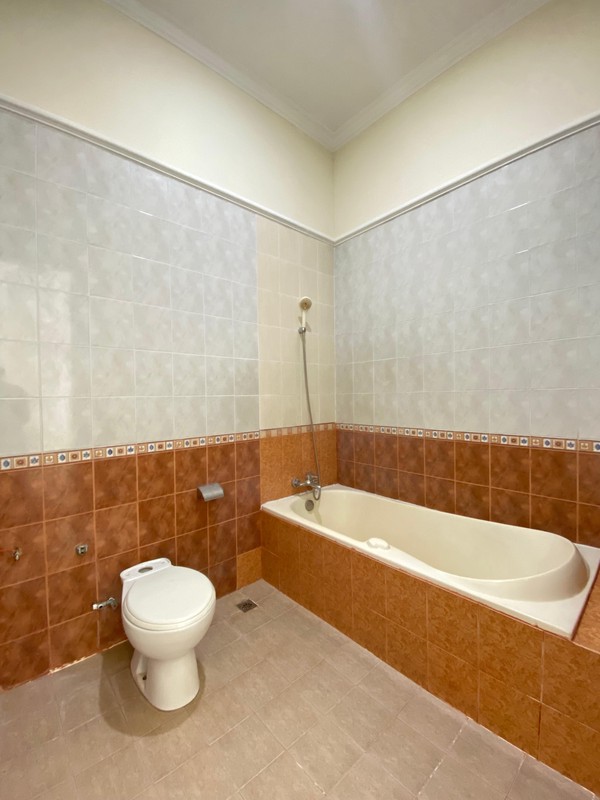 Rumah Mewah dengan Kolam Renang di Lebak Bulus - Lokasi Premium, Harga Spesial