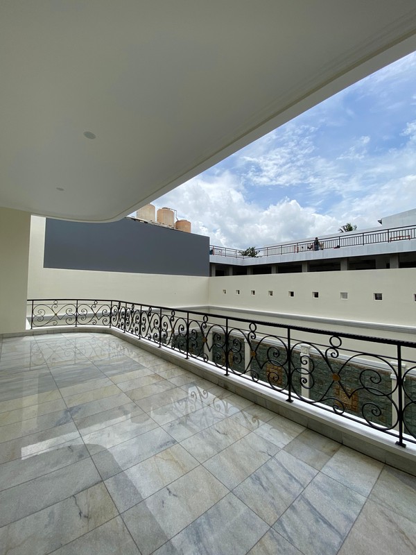 Rumah Mewah dengan Kolam Renang di Lebak Bulus - Lokasi Premium, Harga Spesial