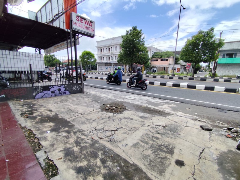 Dijual Tanah 303 Meter Persegi Strategis Bonus Bangunan di Pinggir Jalan Ringroad Utara, Condongcatur, Depok, Sleman