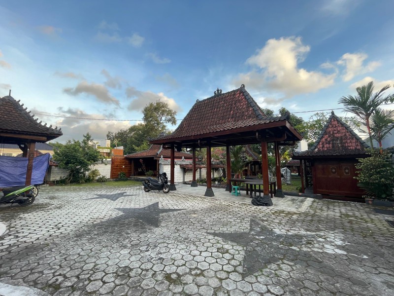 Disewakan Rumah Luas 1500 Meter Persegi, Cocok Untuk Guesthouse Dengan Parkir Yang Luas di Wedomartani, Ngemplak, Sleman