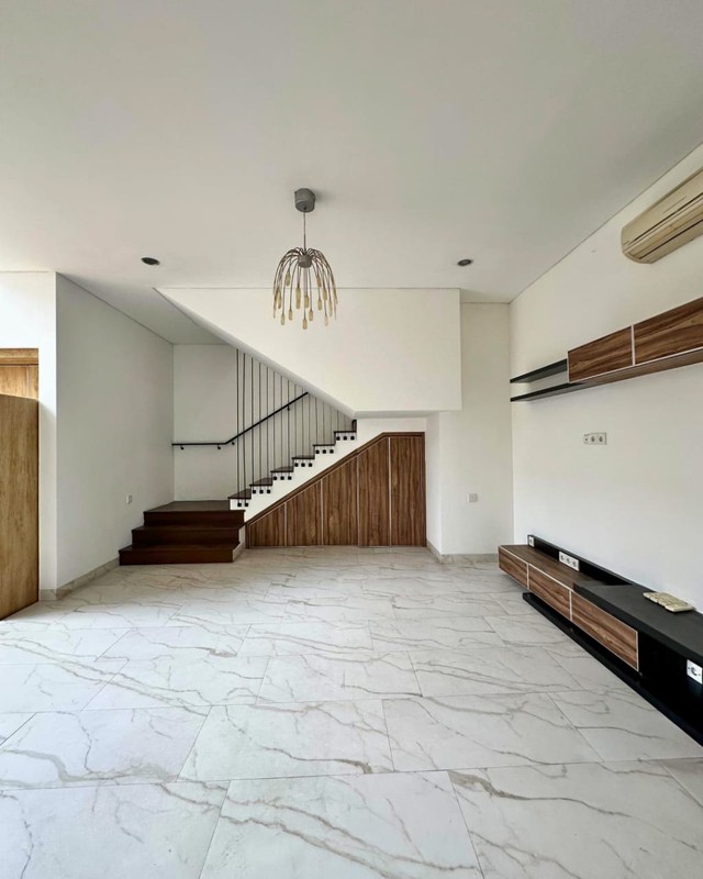 DISEWAKAN RUMAH DI KALIBATA UTARA