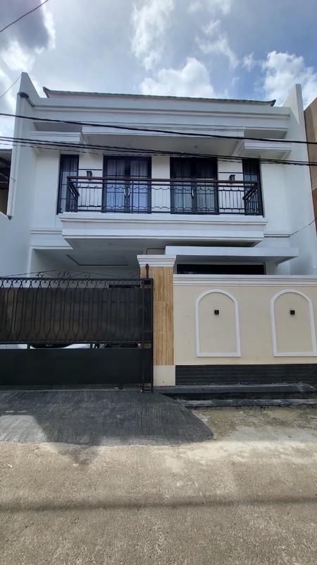 Rumah Second dengan konsep American Clasicc, Siap huni di Pamulang