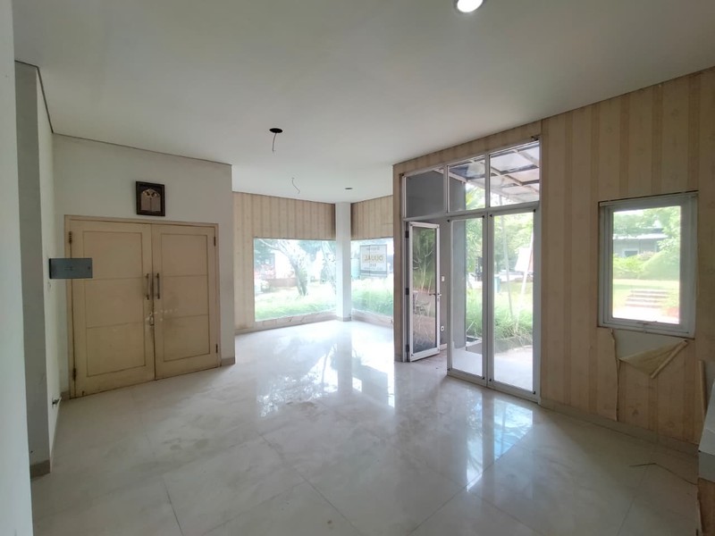 Rumah di Cluster Sevilla BSD Hoek Kotak, depan Fasum Taman. Kondisi Tenang