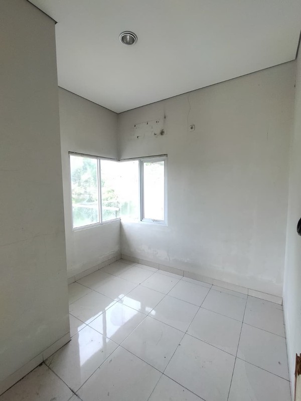 Rumah di Cluster Sevilla BSD Hoek Kotak, depan Fasum Taman. Kondisi Tenang
