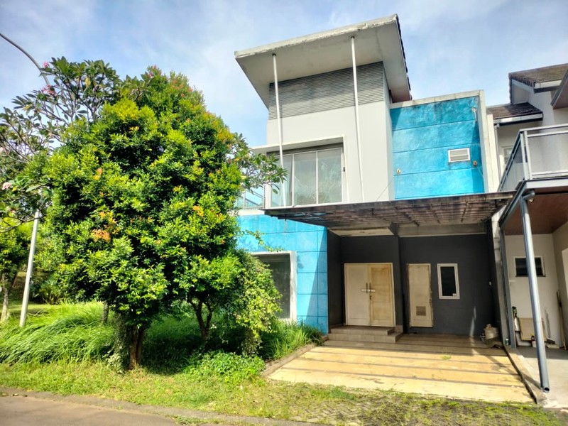 Rumah di Cluster Sevilla BSD Hoek Kotak, depan Fasum Taman. Kondisi Tenang