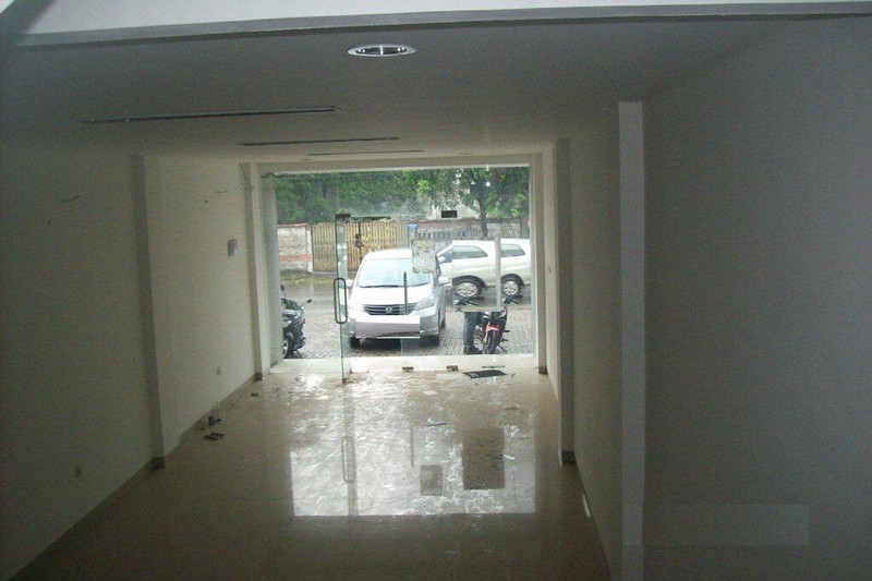 Ruko Deplu raya 3lt ..Pinggir Jalan Ramai.. cocok untuk usaha.. di Bintaro Jakarta. Selatan..