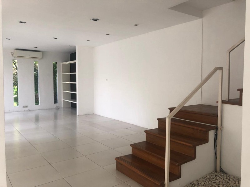 RUMAH CANTIK DILENGKAPI KOLAM RENANG, DI GRIYA TAMAN ASRI, SLEMAN