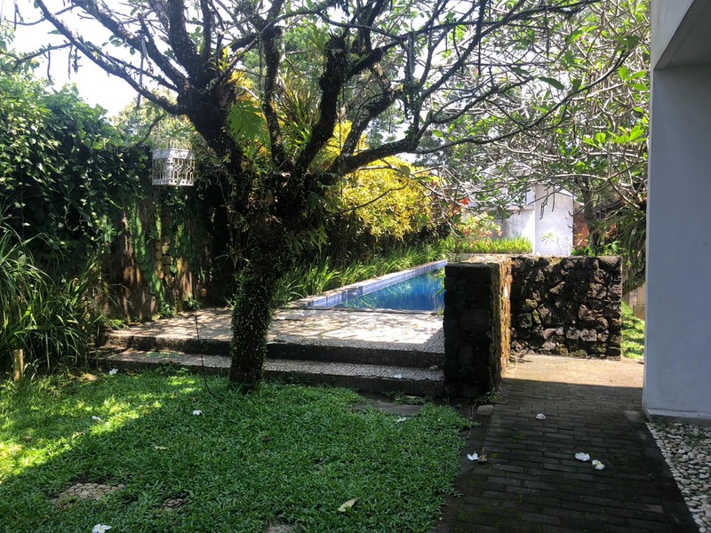 RUMAH CANTIK DILENGKAPI KOLAM RENANG, DI GRIYA TAMAN ASRI, SLEMAN