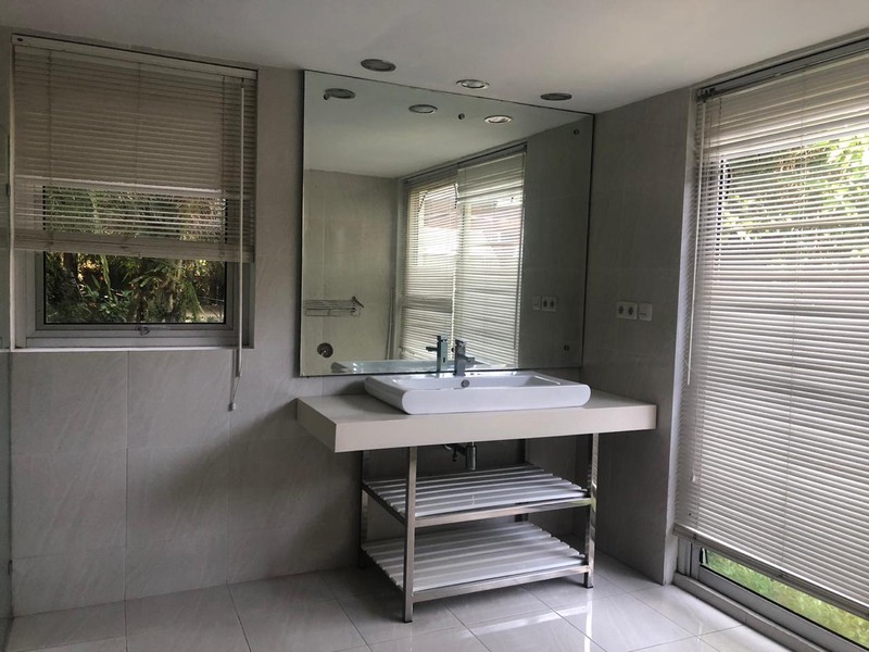 RUMAH CANTIK DILENGKAPI KOLAM RENANG, DI GRIYA TAMAN ASRI, SLEMAN