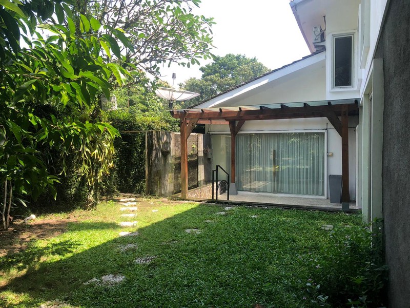 RUMAH CANTIK DILENGKAPI KOLAM RENANG, DI GRIYA TAMAN ASRI, SLEMAN