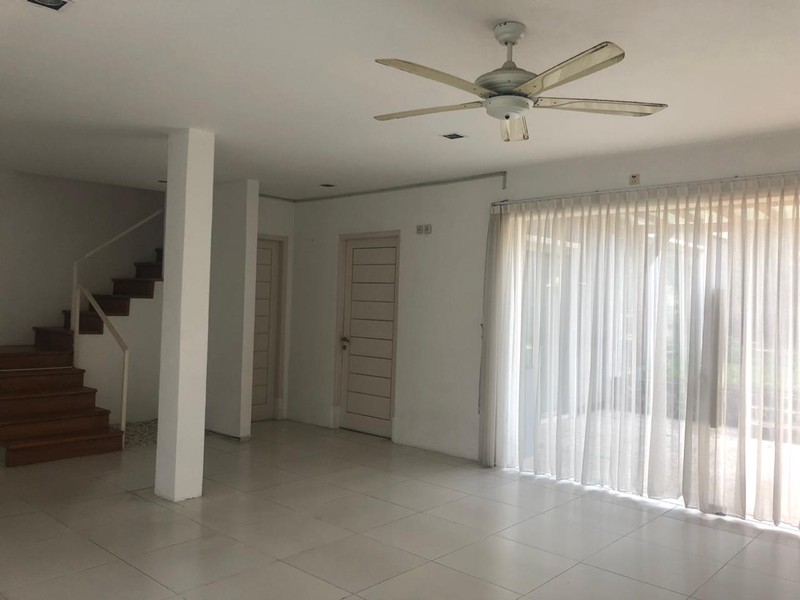 RUMAH CANTIK DILENGKAPI KOLAM RENANG, DI GRIYA TAMAN ASRI, SLEMAN