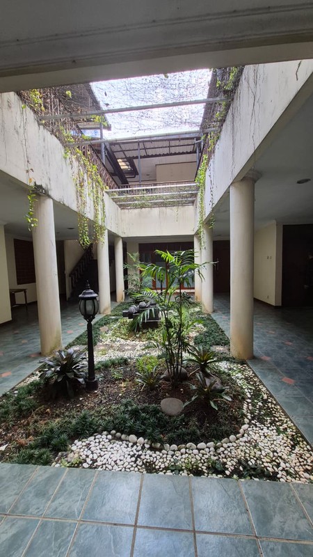 Disewakan Rumah Menteng jl Teuku Umar Layak Huni, Parkir Luas  