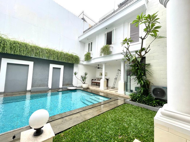 DISEWAKAN! RUMAH MEWAH EUROPEAN CLASSIC SIAP HUNI DI PONDOK INDAH