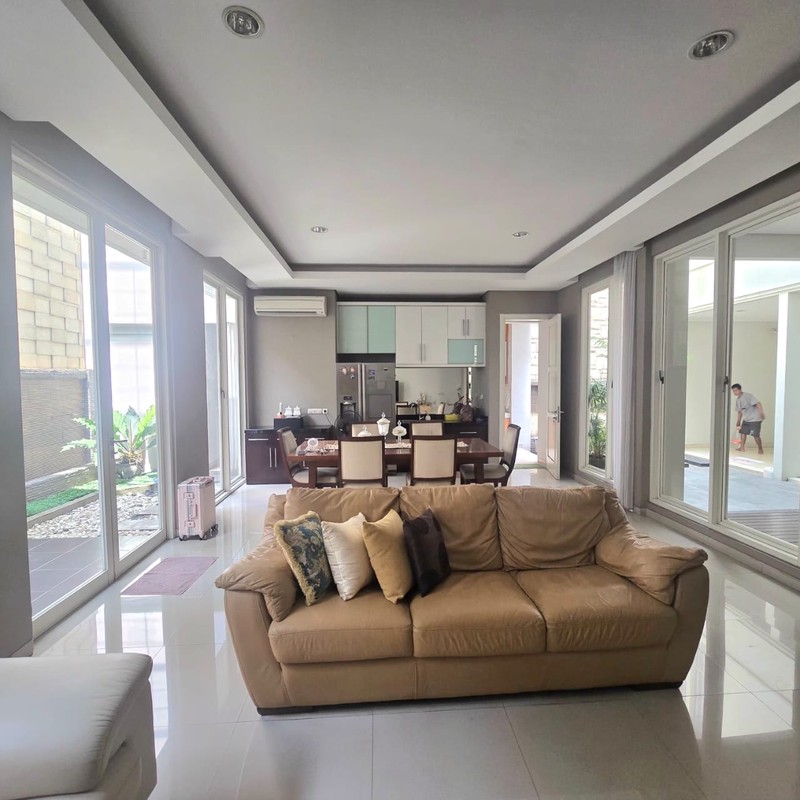 Disewakan Rumah Raffles Garden Citraland Full Furnished Modern Dekat Sekolah Ciputra, Gwalk Citraland Surabaya Barat