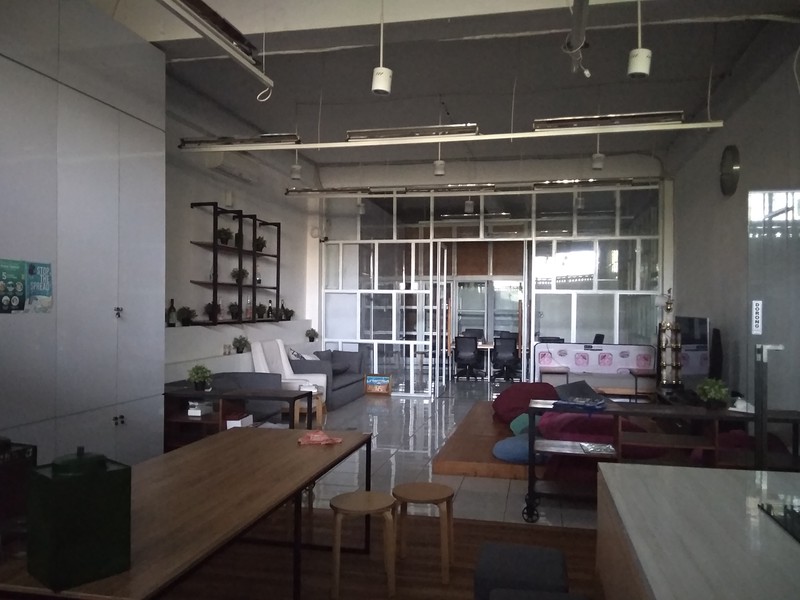 GEDUNG DISEWAKAN FULL FURNISH UNTUK KANTOR DILOKASI STRATEGIS