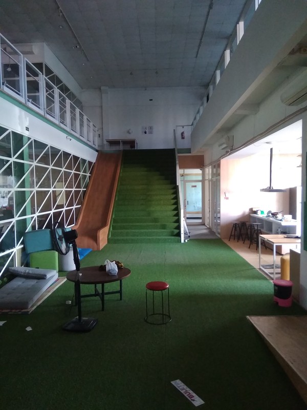 GEDUNG DISEWAKAN FULL FURNISH UNTUK KANTOR DILOKASI STRATEGIS