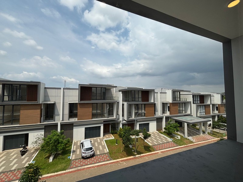 Best Deal. Jarang Ada! Rumah Atherton 3 Lantai di Kota Wisata 