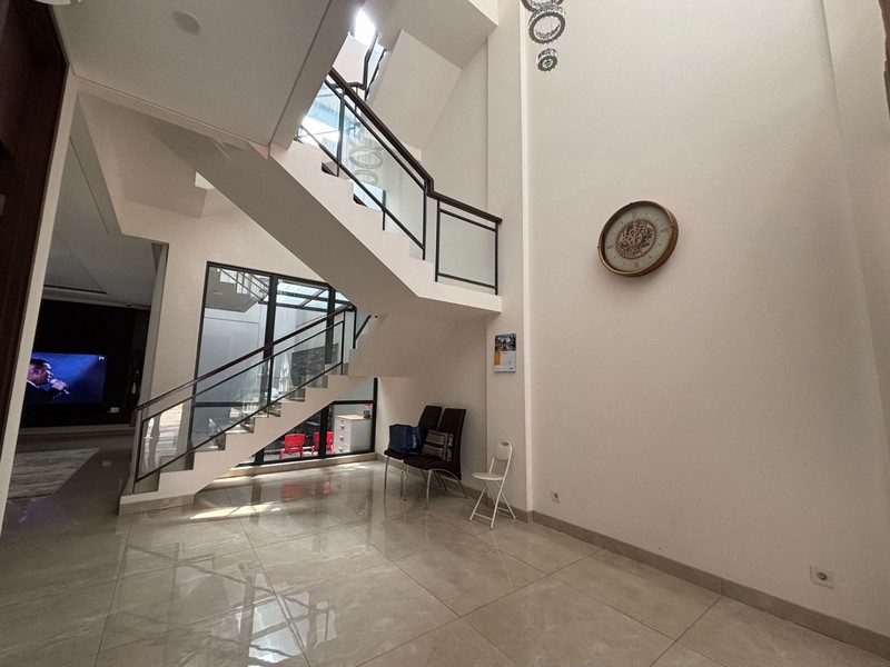 Best Deal. Jarang Ada! Rumah Atherton 3 Lantai di Kota Wisata 