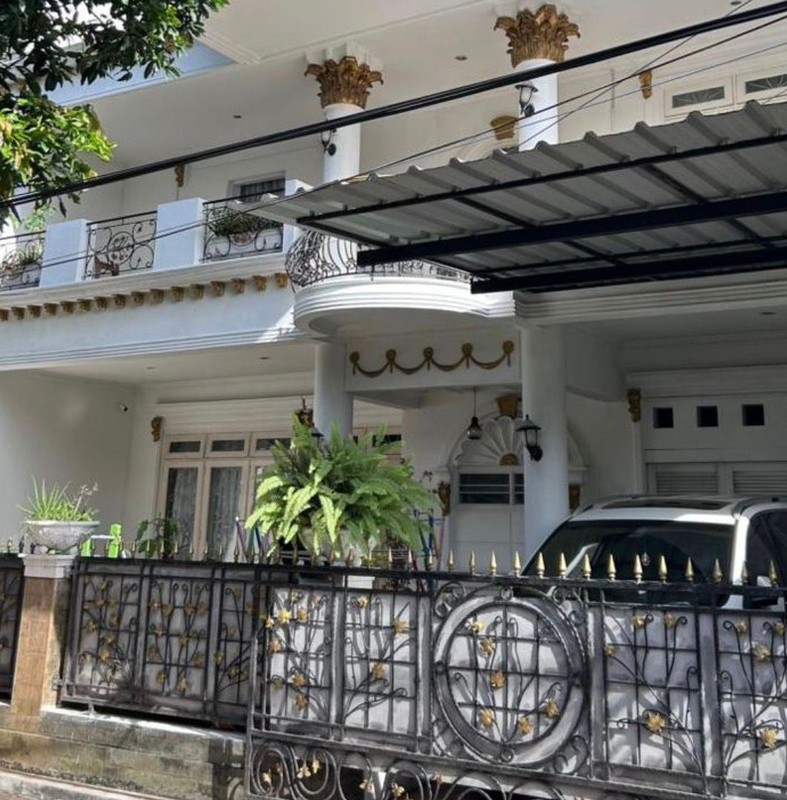 Rumah Mewah 2 Lantai Siap Huni dengan Hunian Asri dengan LT 1628 m2 LB 800 m2 @Jakarta Selatan