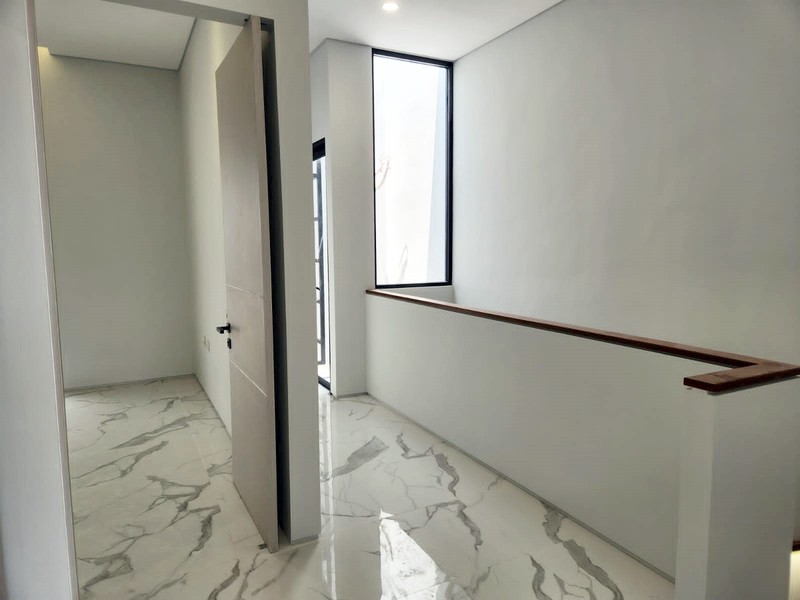 Rumah Baru Gress !!! di Rungkut Mapan Tengah Surabaya Timur, Minimalis, 2 Lantai... BURUANN !!! - LT -