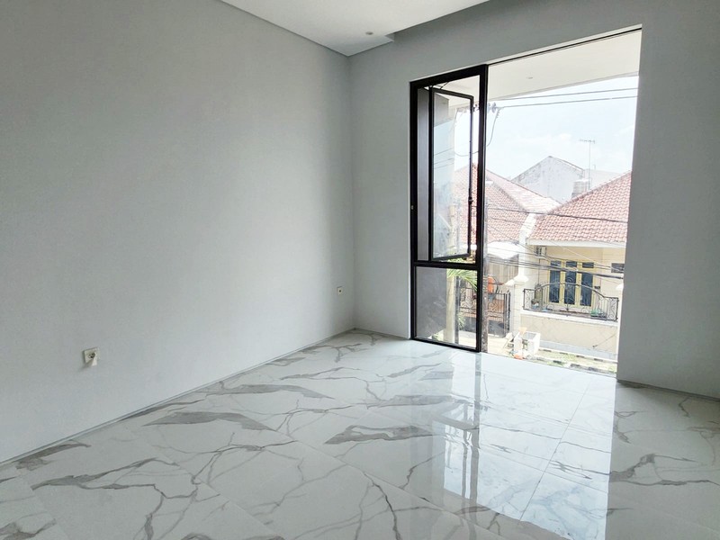 Rumah Baru Gress !!! di Rungkut Mapan Tengah Surabaya Timur, Minimalis, 2 Lantai... BURUANN !!! - LT -
