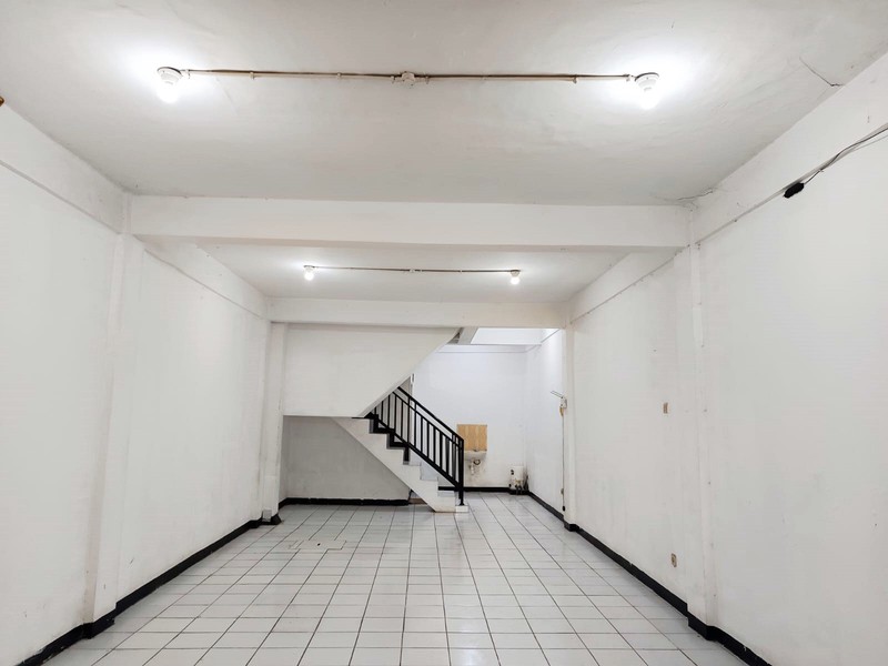 Ruko di Kutisari Selatan Surabaya Selatan, Row jalan depan lebar, area padat penduduk, Siap Pakai