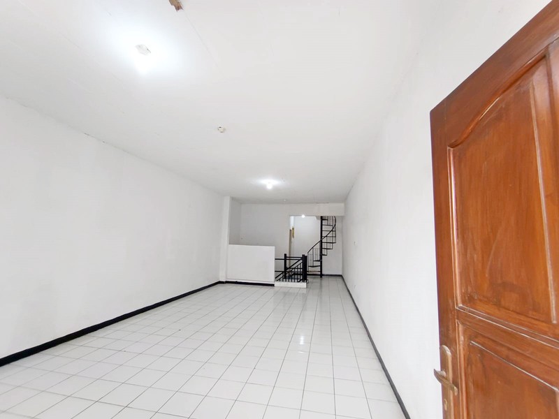 Ruko di Kutisari Selatan Surabaya Selatan, Row jalan depan lebar, area padat penduduk, Siap Pakai