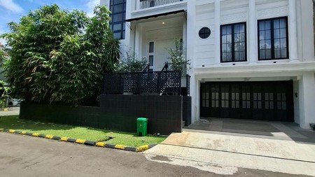 Rumah Hoek dengan Pool di Puri Bintaro