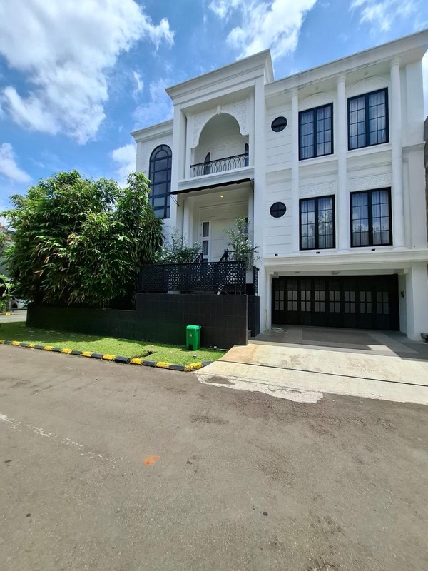 Rumah Hoek dengan Pool di Puri Bintaro