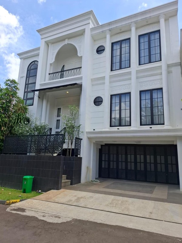 Rumah Hoek dengan Pool di Puri Bintaro