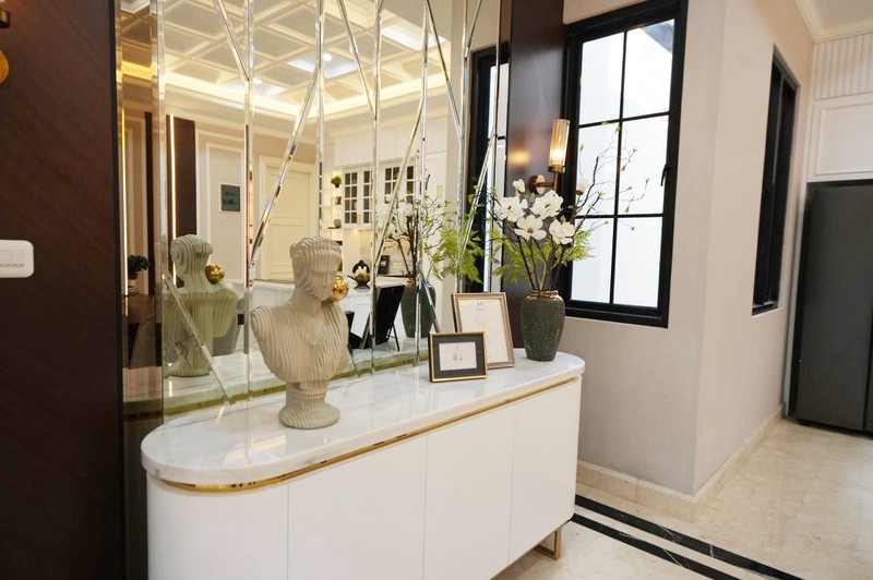 Rumah Hoek dengan Pool di Puri Bintaro