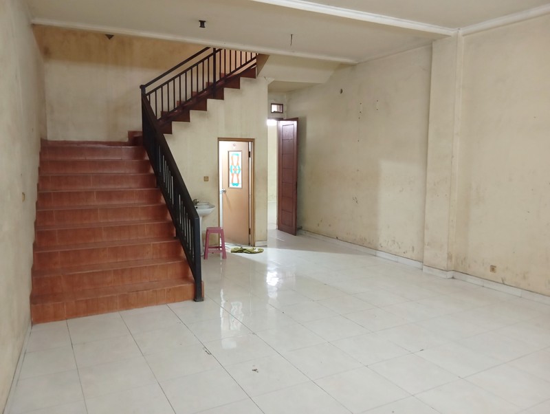 Rumah 2 Lt Strategis Pinggir Jalan Dekat Gerbang Tol Setu Bekasi