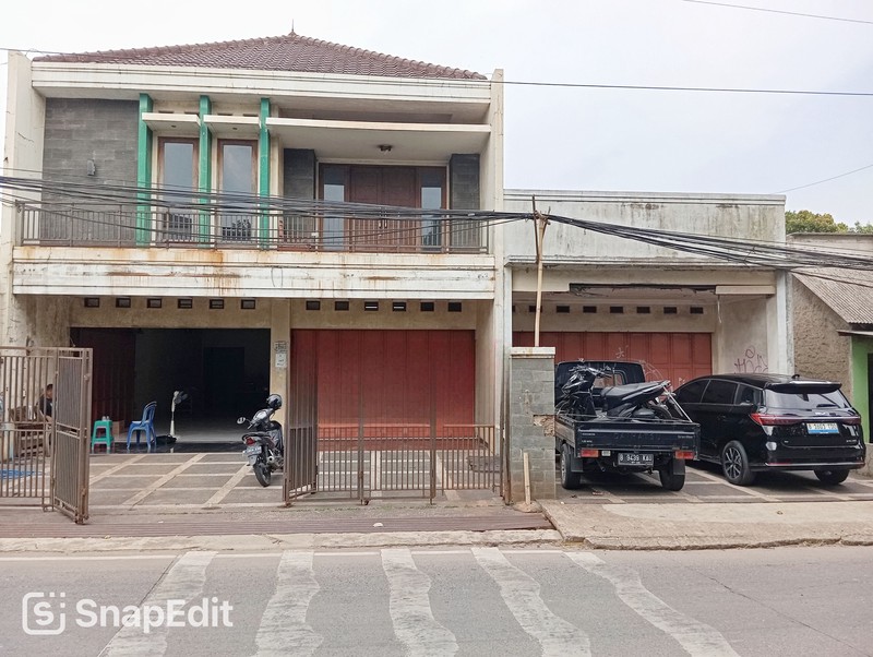 Rumah 2 Lt Strategis Pinggir Jalan Dekat Gerbang Tol Setu Bekasi