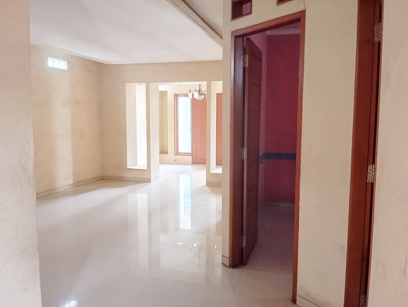 Rumah 2 Lt Strategis Pinggir Jalan Dekat Gerbang Tol Setu Bekasi