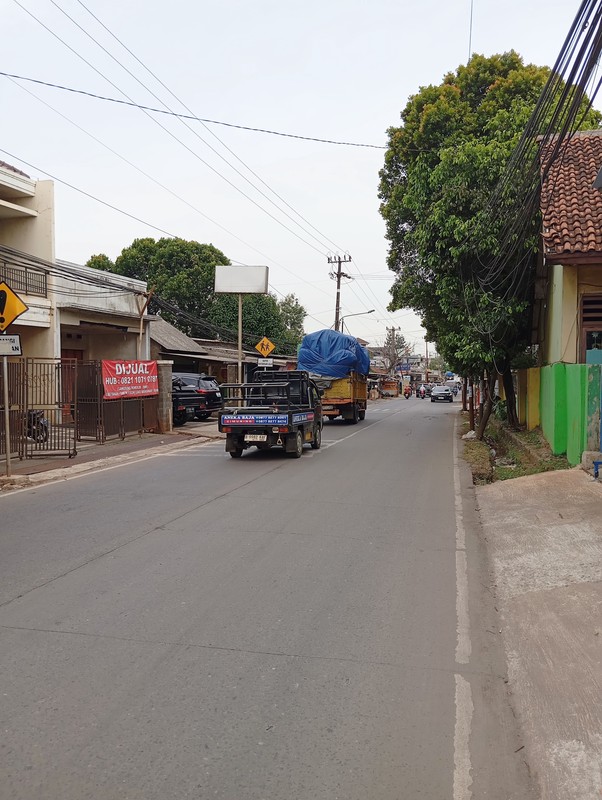 Rumah 2 Lt Strategis Pinggir Jalan Dekat Gerbang Tol Setu Bekasi
