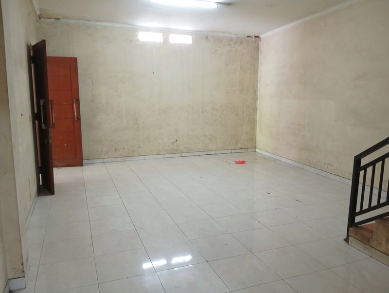 Rumah 2 Lt Strategis Pinggir Jalan Dekat Gerbang Tol Setu Bekasi