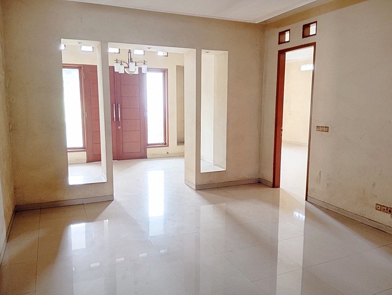 Rumah 2 Lt Strategis Pinggir Jalan Dekat Gerbang Tol Setu Bekasi