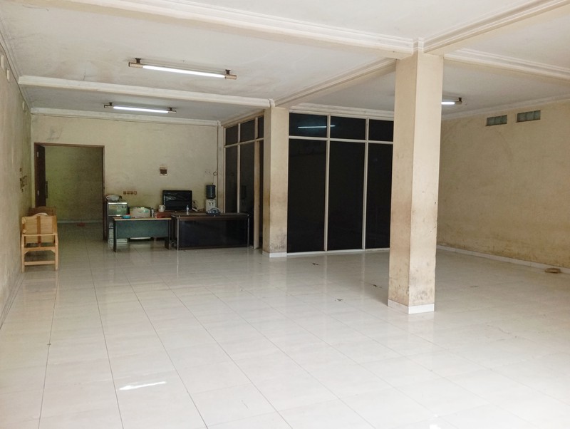 Rumah 2 Lt Strategis Pinggir Jalan Dekat Gerbang Tol Setu Bekasi