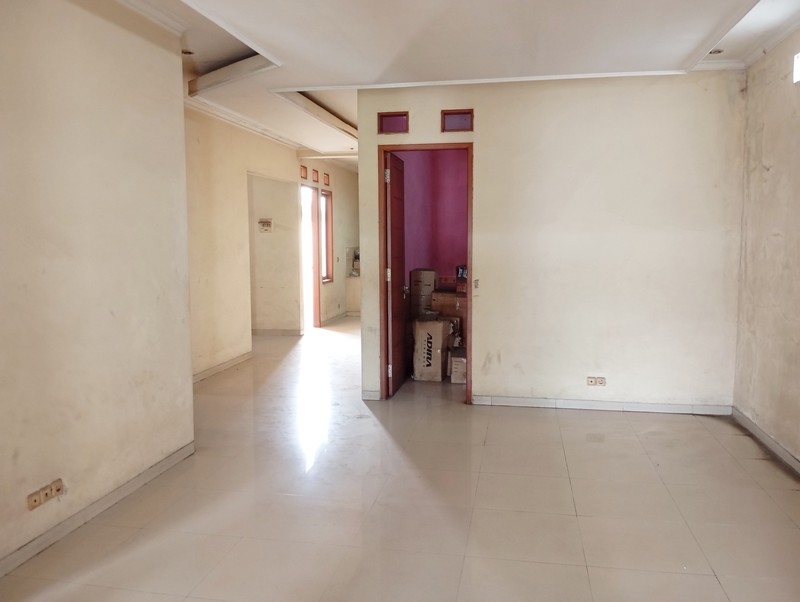 Rumah 2 Lt Strategis Pinggir Jalan Dekat Gerbang Tol Setu Bekasi