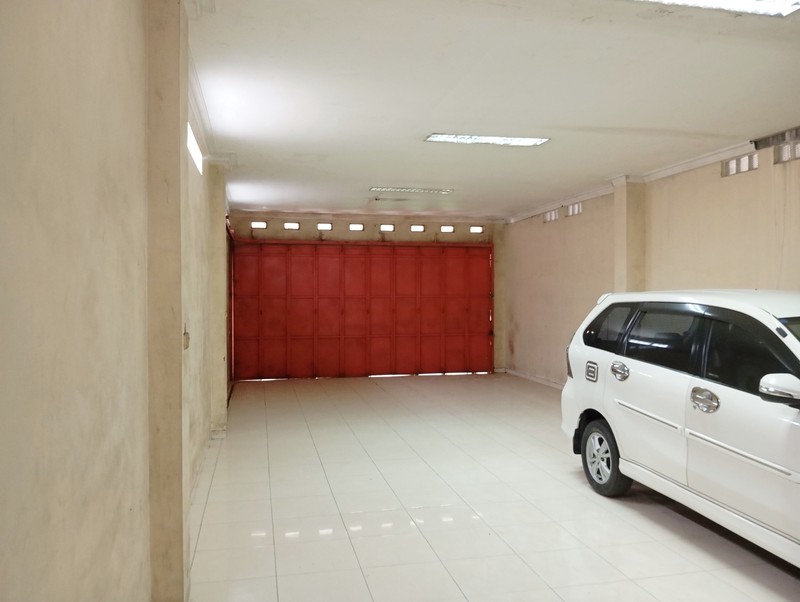 Rumah 2 Lt Strategis Pinggir Jalan Dekat Gerbang Tol Setu Bekasi