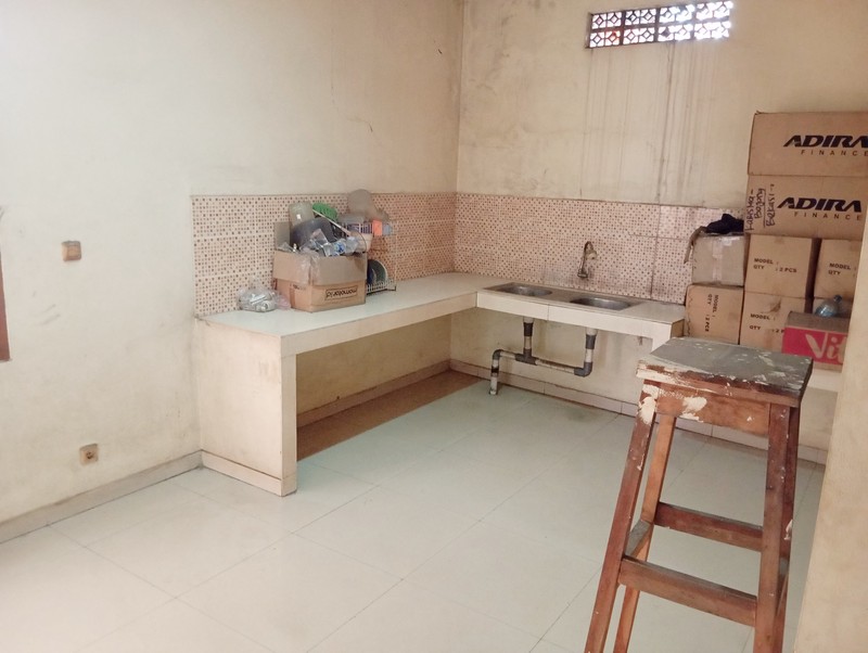 Rumah 2 Lt Strategis Pinggir Jalan Dekat Gerbang Tol Setu Bekasi