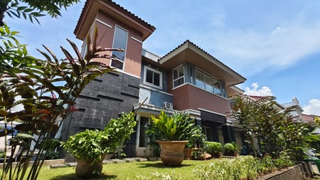 Rumah HOEK di Taman Giri Loka BSD City, bisa parkir 7 mobil