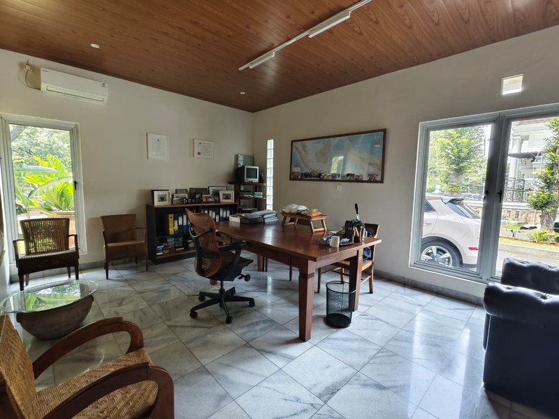 Rumah HOEK di Taman Giri Loka BSD City, bisa parkir 7 mobil