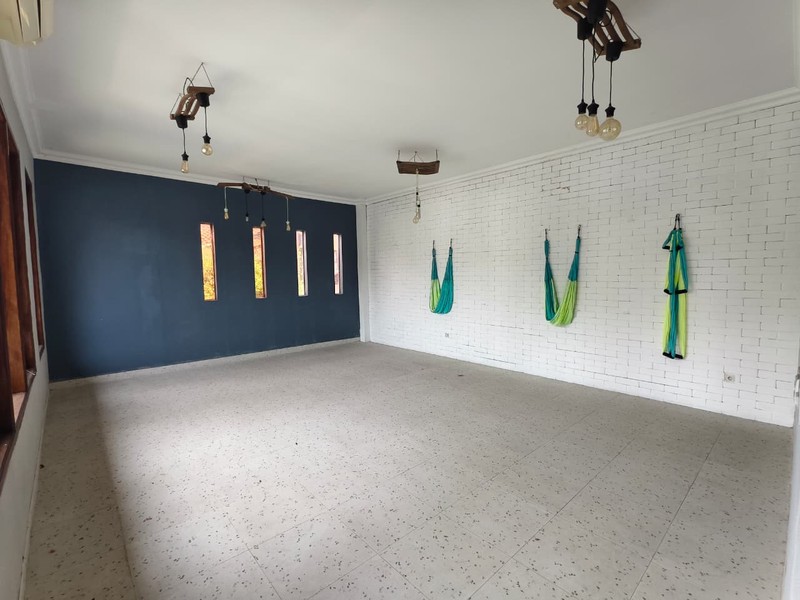 Rumah HOEK di Taman Giri Loka BSD City, bisa parkir 7 mobil