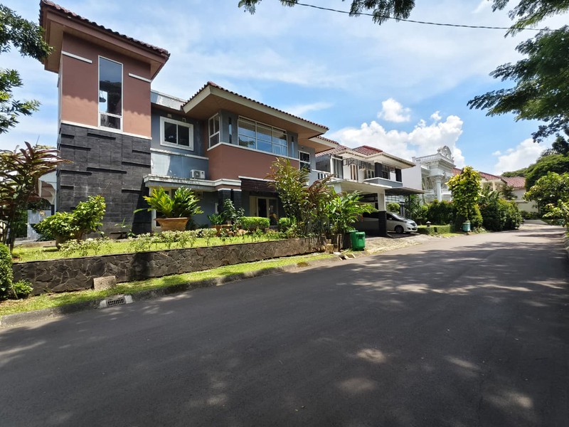 Rumah HOEK di Taman Giri Loka BSD City, bisa parkir 7 mobil
